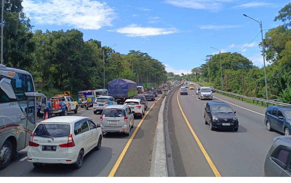 Breaking News! Kecelakaan Beruntun di Tol Cipularang KM 97, Bus Primajasa Hantam Truk