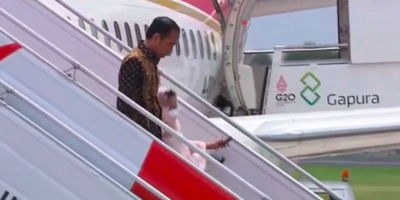 Iriana Jokowi Terpeleset di Tangga Pesawat Kepresidenan, Setpres Jelaskan Kondisinya