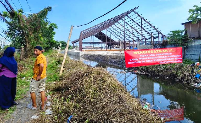 Warga Keputih Protes Proyek Lapangan Padel Diduga Serobot Sempadan Sungai