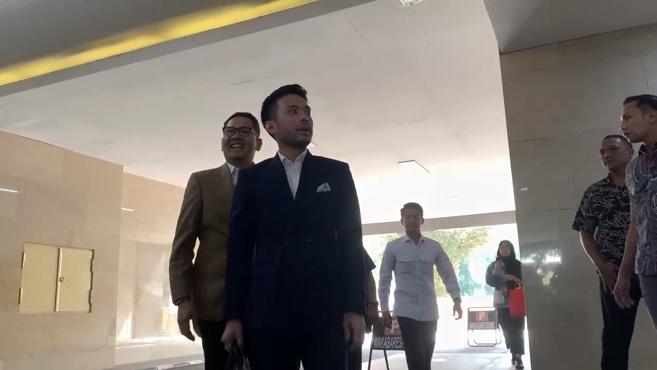 Kuasa Hukum Serahkan Ijazah Asli Jokowi ke Bareskrim Polri