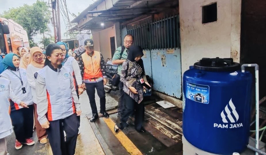 Hani Pramono Pantau Pembagian 1.000 Toren Gratis PAM Jaya di Wilayah Air Kecil