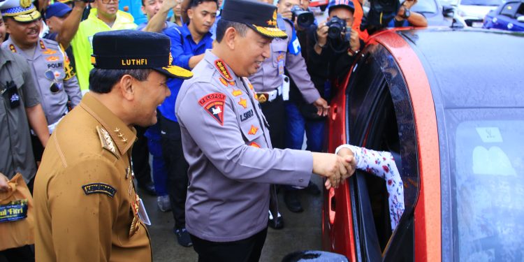 Kapolri Sapa Pemudik di Tol Kalikangkung, Sampaikan Pesan Utamakan Keselamatan