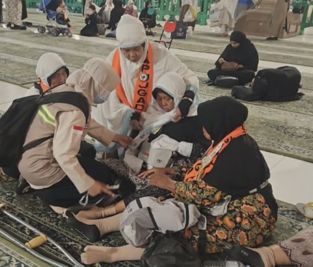 Jemaah Lansia Sesak Napas di Masjid Nabawi, PPIH Evakuasi ke RS