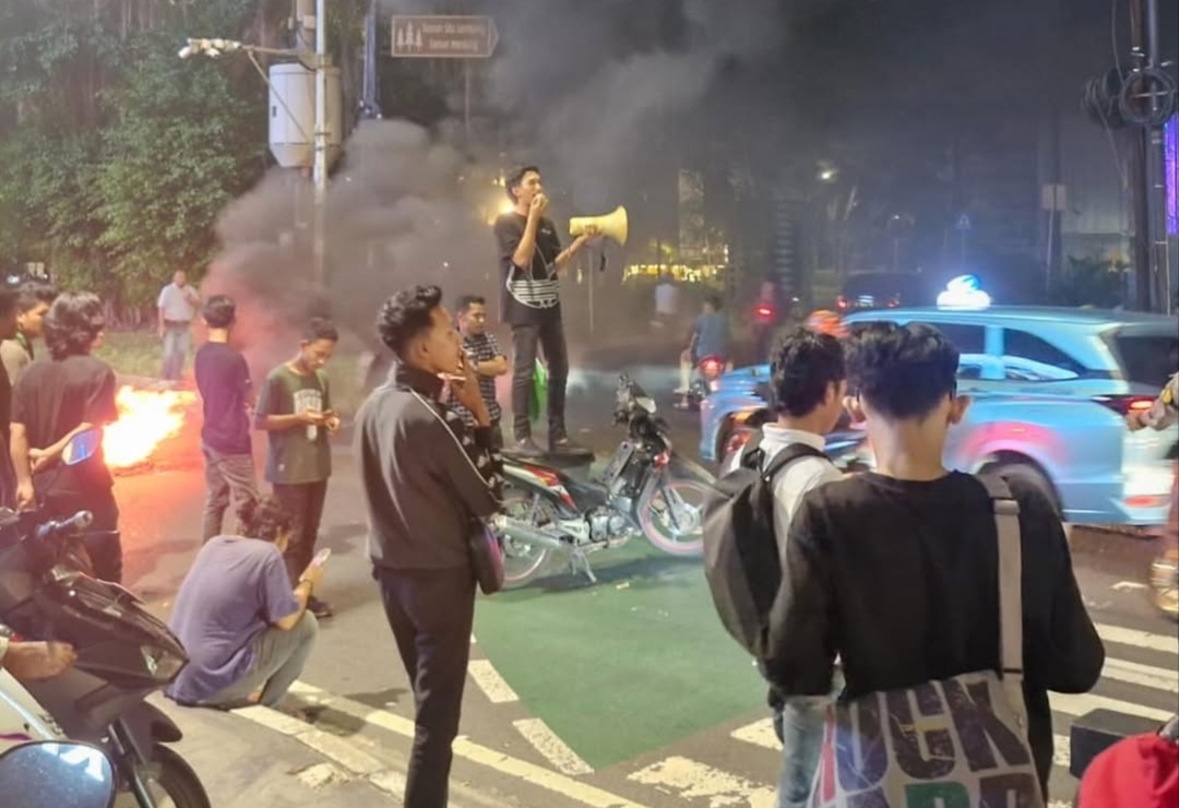 Cikini Sempat Chaos, Massa Rusuh Malam-Malam Tolak Kenaikan Harga Pertamax