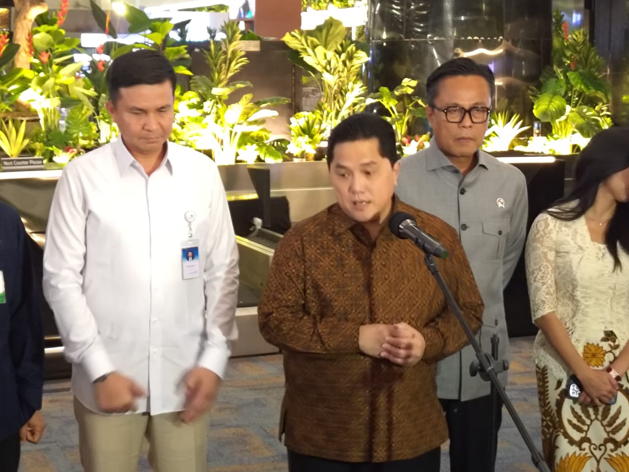 Jelang Nataru, Menteri BUMN Erick Thohir Cek Harga Tiket Pesawat di Bandara Soetta