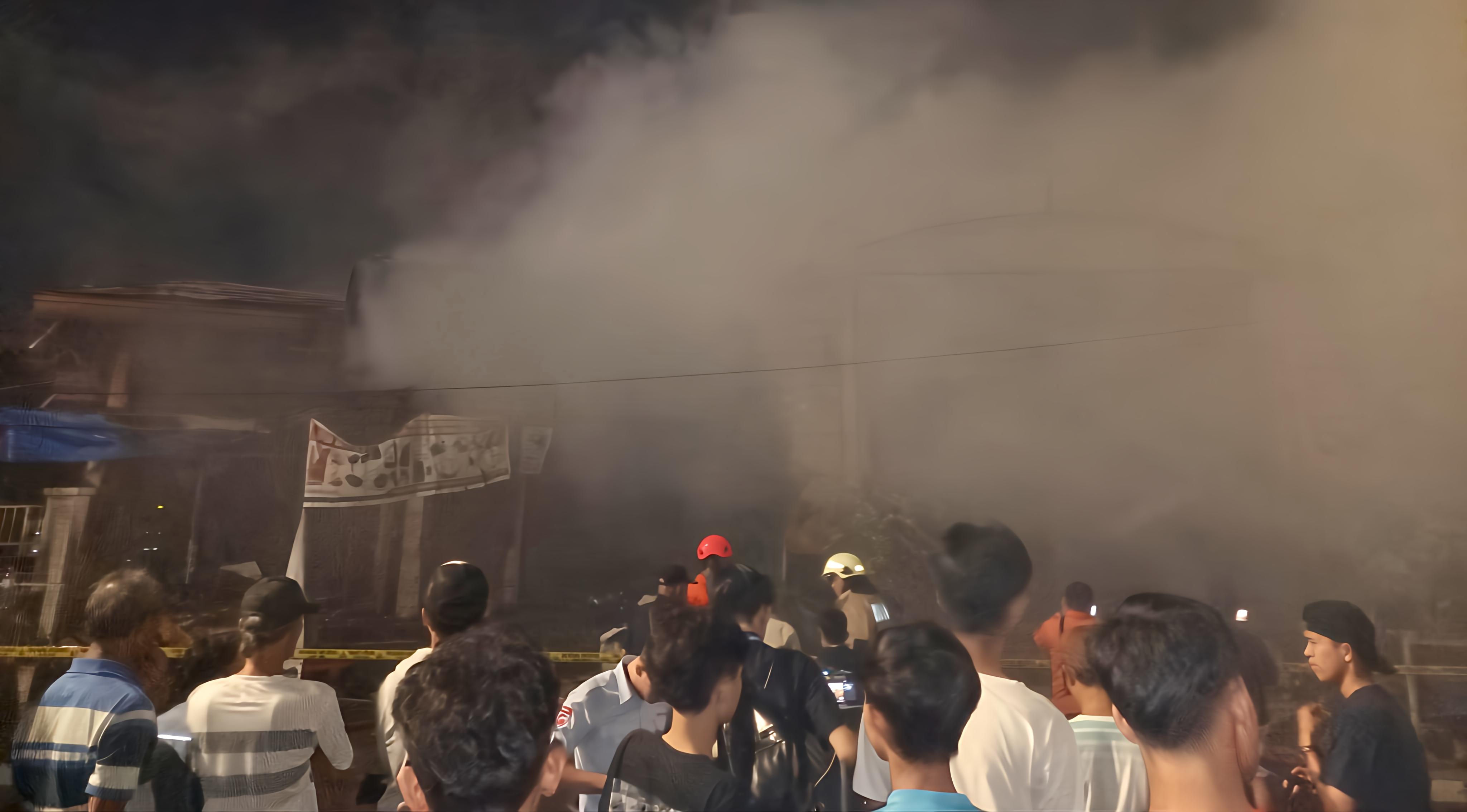 Pasar Taman Puring Kebakaran, Pemilik Kios Menangis Sambil Mengais Sisa Puing