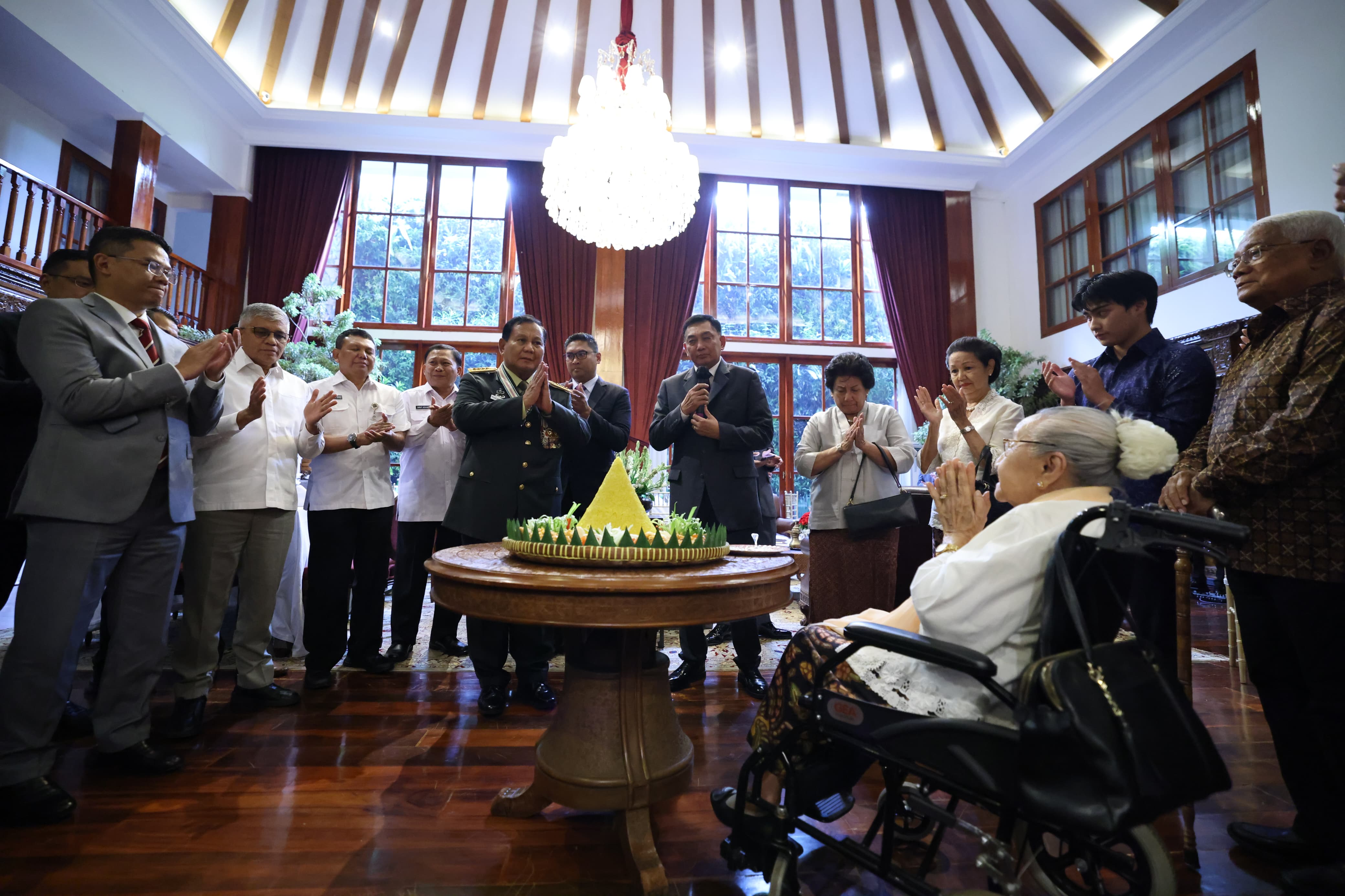 Dapat Bintang 4 dari Presiden, Prabowo Lakukan Syukuran dan Sungkem Ke Sukartini 