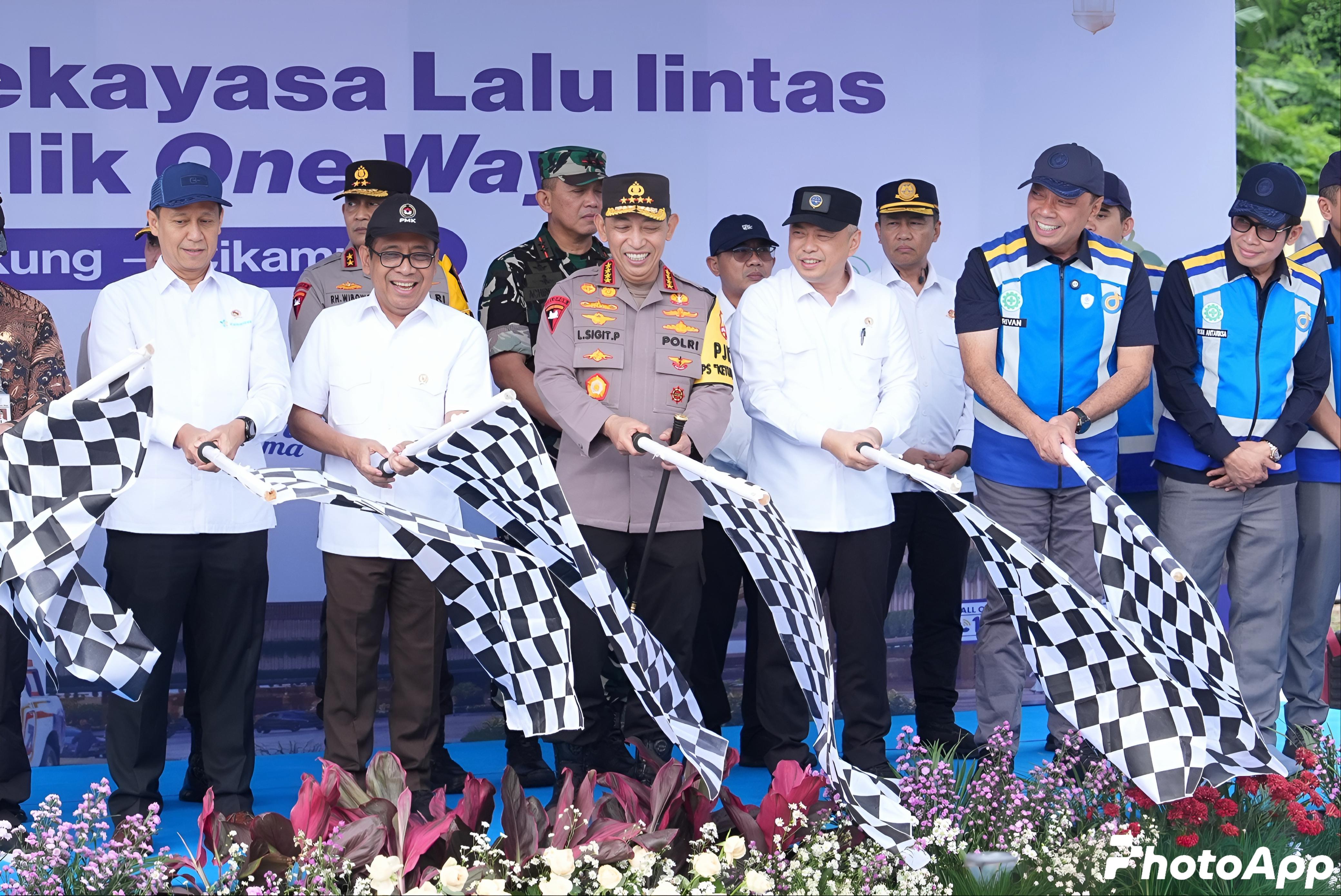 Kapolri Resmikan Skema One Way Arus Balik dari GT Kalikangkung ke Cikampek 