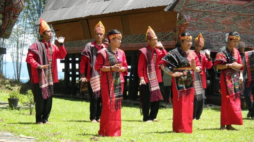 Mengenal Tradisi Suku Batak Mangokal Holi dalam Film Komedi 'Tulang Belulang Tulang', Proses Pemindahan Jasad Leluhur ke Tempat Baru