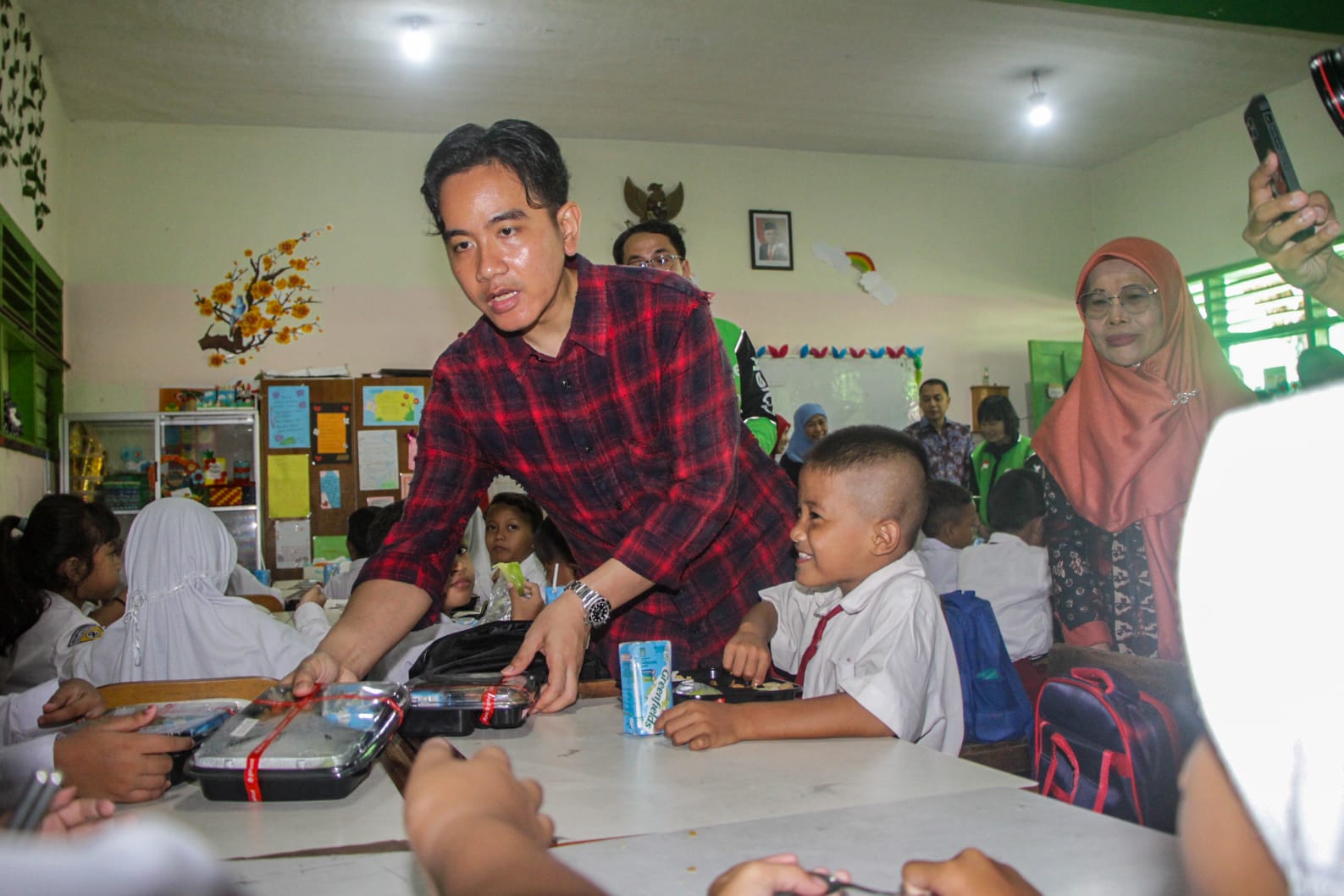 Gibran Uji Coba Makan Gratis di Surabaya, Menu Ayam Rp 15 Ribu