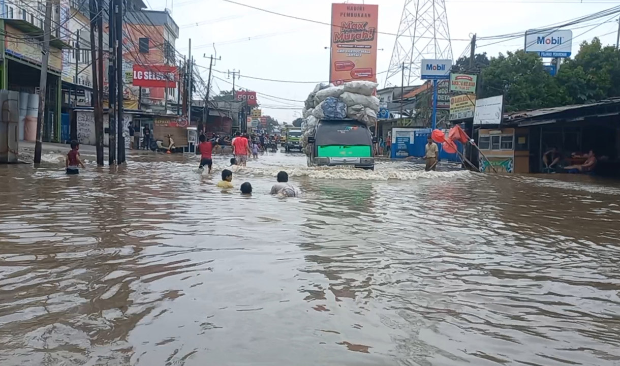 Hampir Jadi Lautan, Jalan KH Hasyim Ashari Ciledug Indah Banjir Parah!   