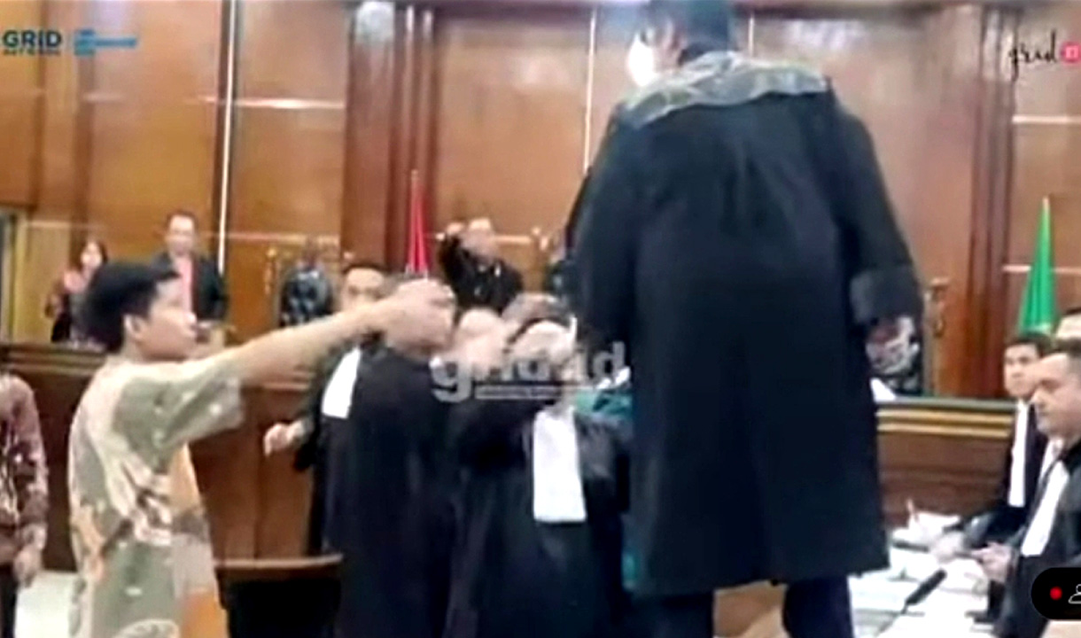 Pengacara Razman Nasution Ngamuk Hingga Panjat Meja Pengadilan, Hotman: Tidak Profesional 
