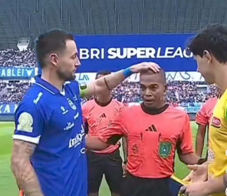 Kontroversi di Laga Persib vs Persebaya, Marc Klok Elus Kepala Wasit!