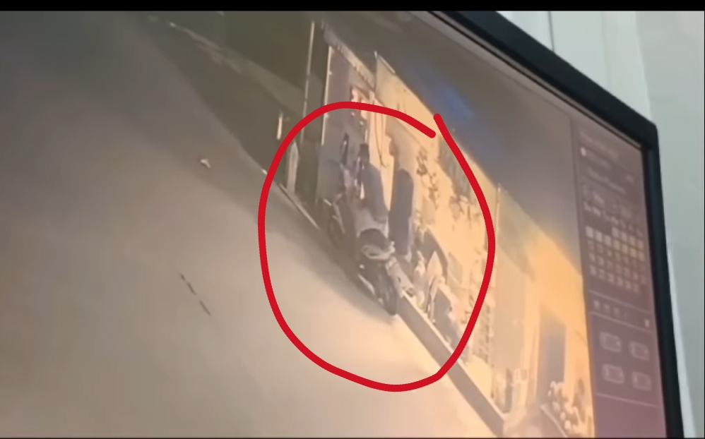 Ini Rekaman CCTV Ponakan Bunuh Paman Penjaga Warung Madura di Pamulang, Pelaku Kewalahan