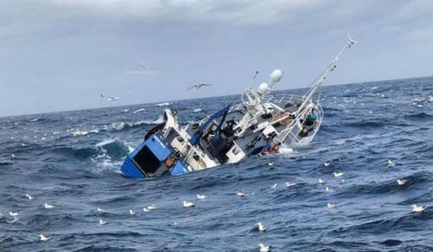 Kapal Ladang Pertiwi Tenggelam di Selat Makassar, Ada 43 Penumpang 7 Ditemukan Selamat!