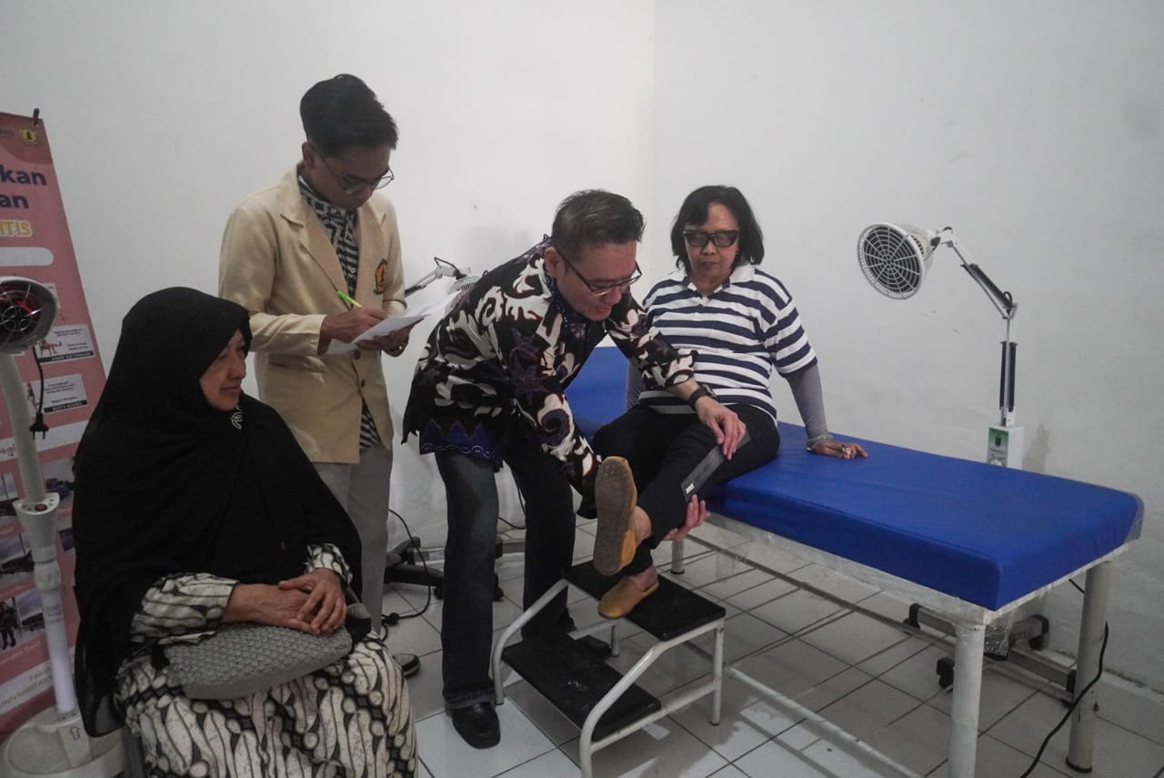 FK UWKS Berikan Edukasi Osteoarthritis Kepada Lansia di Dukuh Kupang