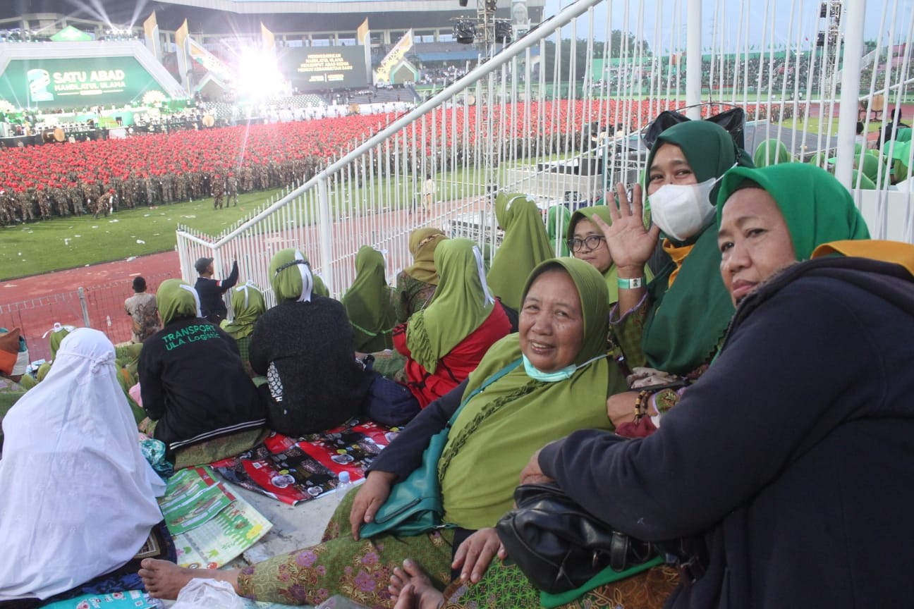 Perjuangan Empat Lansia Muslimat Gedangan Menembus Lautan Manusia di Harlah 1 Abad NU