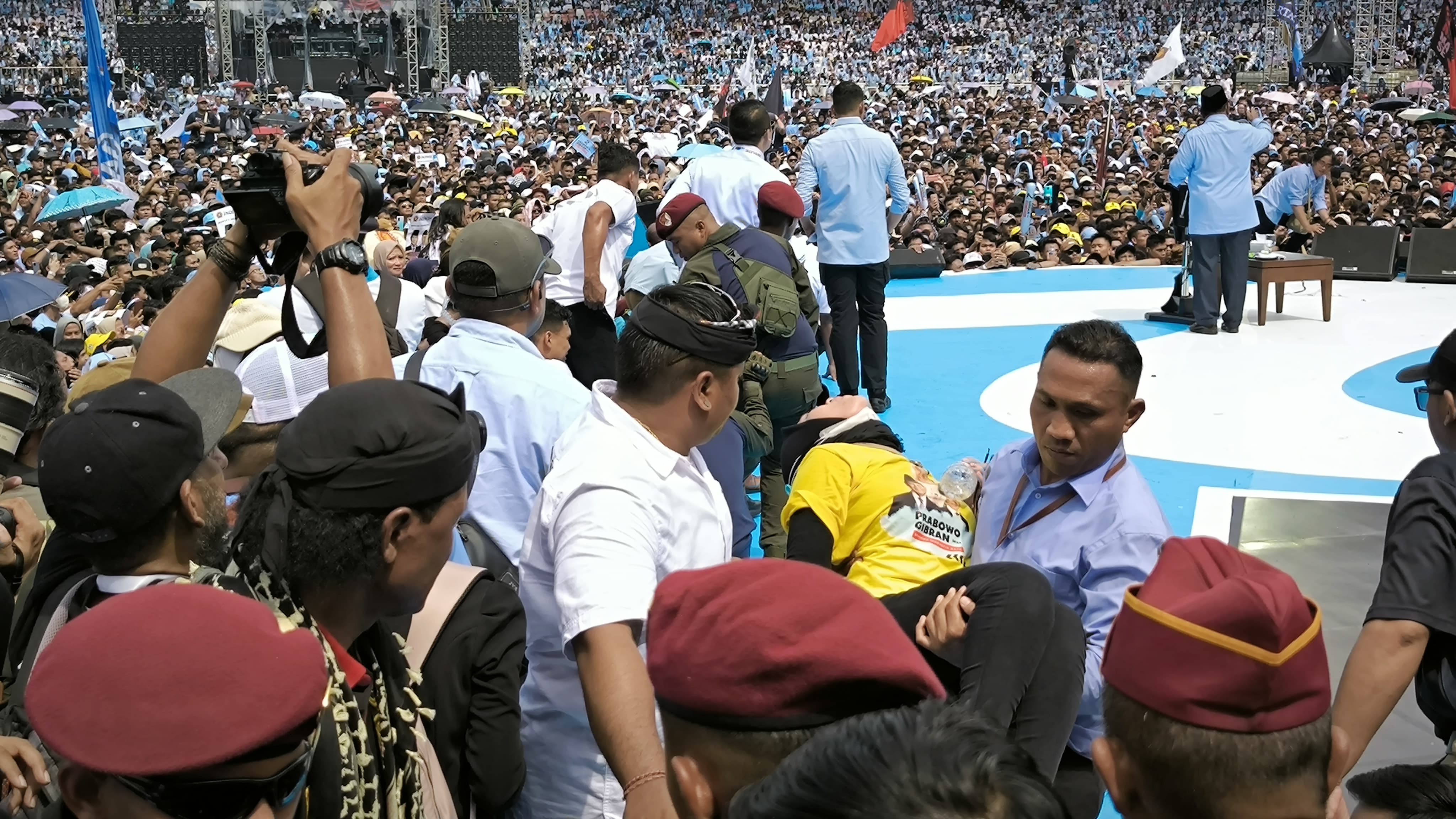 Waduh, Puluhan Simpatisan Tumbang Saat Prabowo Pidato di GBK