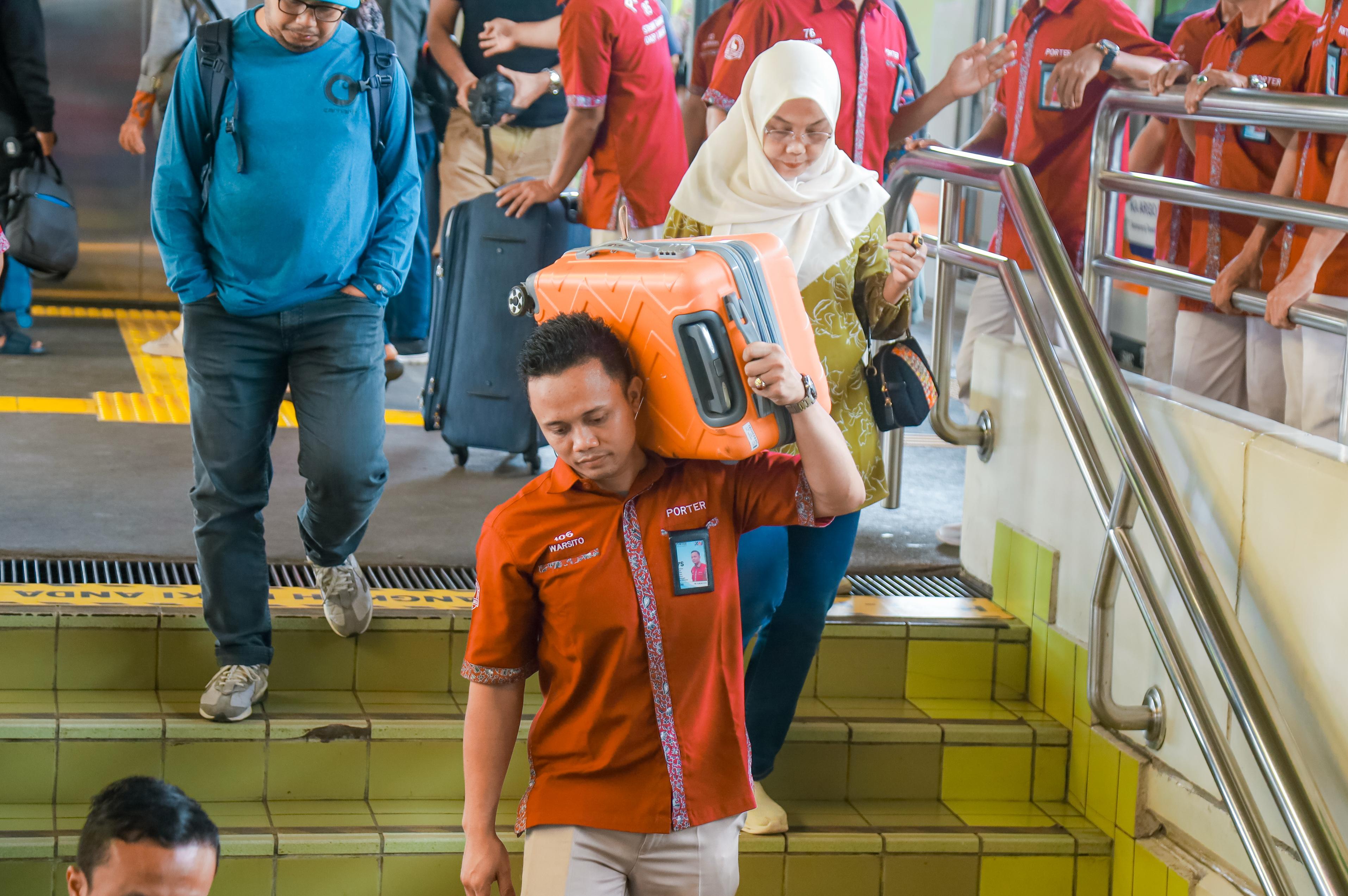 Bentuk Apresiasi ke Pelanggan, Porter Stasiun Gambir Berikan Layanan Angkut Barang Gratis
