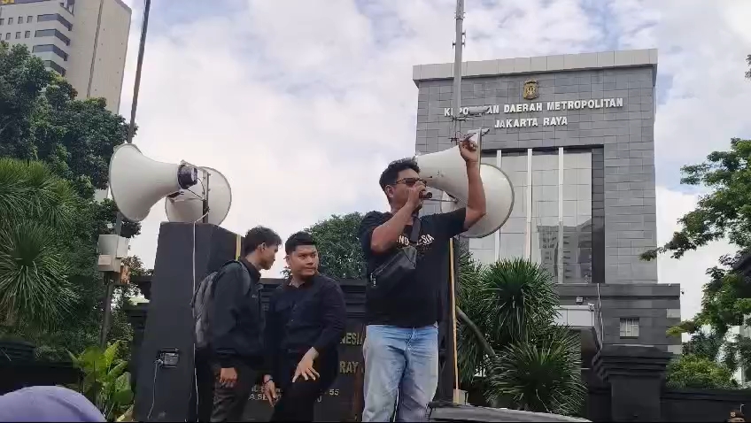 Ratusan Massa Berunjuk Rasa di Polda Metro, Bawa Spanduk 'Adili Jokowi'! 