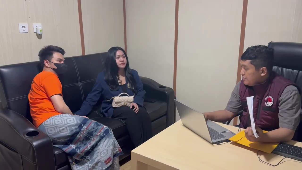 Penampakan Jonathan Frizzy Usai Jadi Tersangka Vape Mengandung Obat Keras, Sarungan dan Menahan Sakit