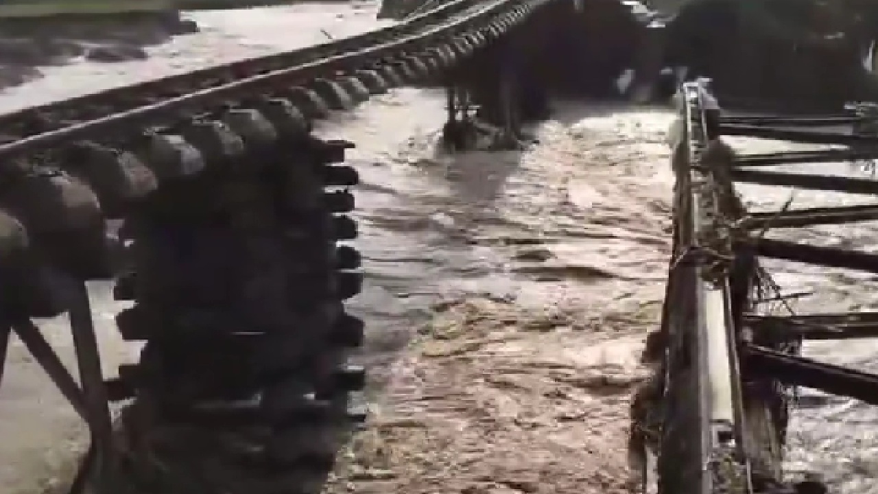 Jalur Kereta Stasiun Karangjati-Gubug Dihantam Banjir, Lintasan Kereta Nyaris Tergerus Habis!