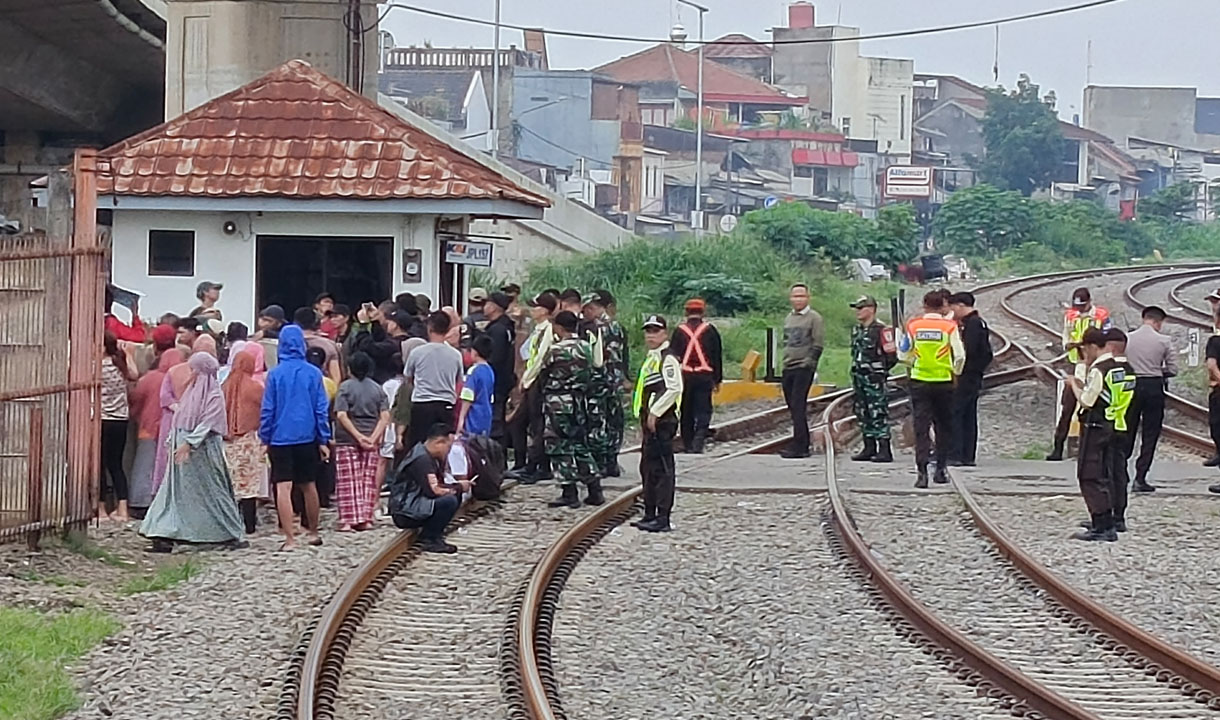 KAI Usut Buka Paksa Pintu Perlintasan Kereta di Ciroyom oleh Warga: Akan Tempuh Jalur Hukum 