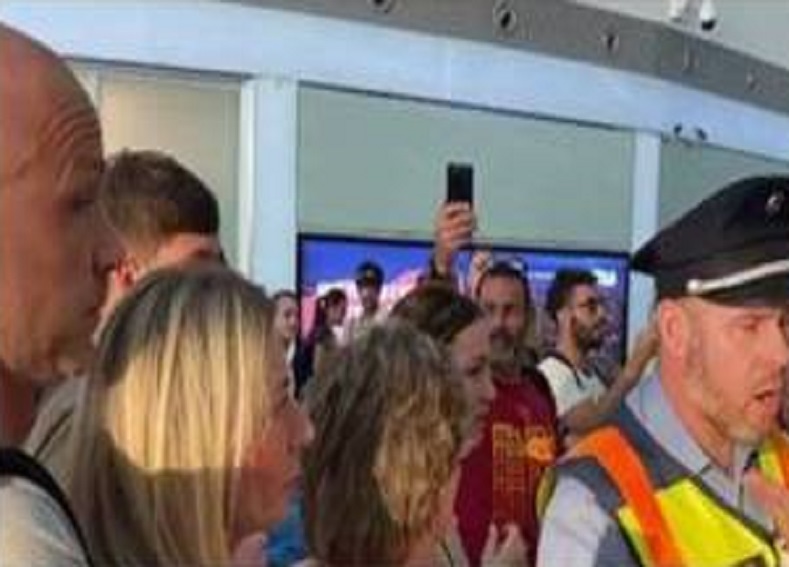 Emosi, Oknum Fans AS Roma Serang Wasit Anthony Taylor di Bandara Budapest Usai Laga Final UEL vs Sevilla