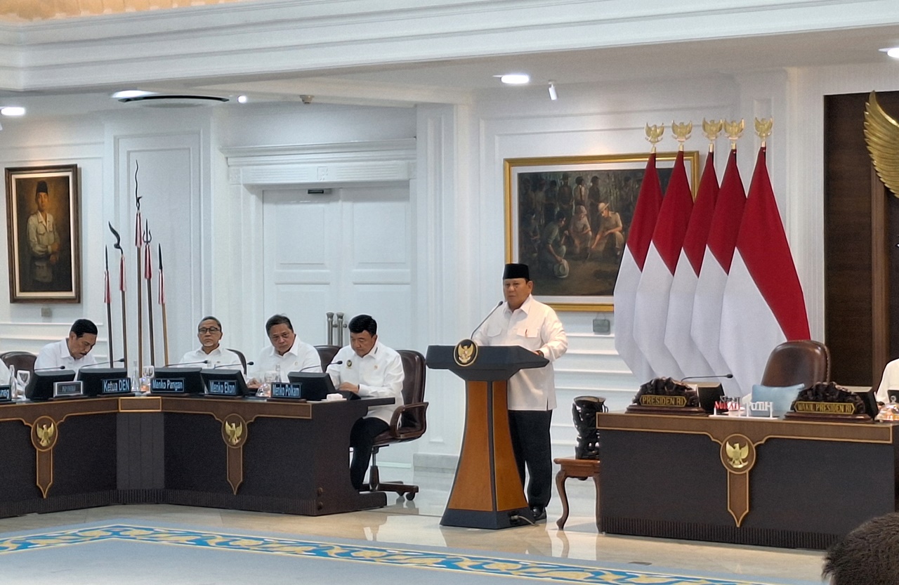 Puji Jokowi di Hadapan Menteri Kabinet Merah Putih, Prabowo: Bukan Karena Ada Gibran di Sebelah Saya