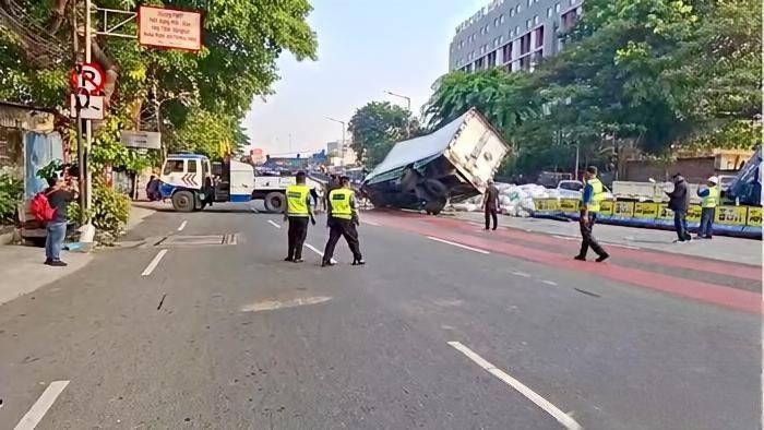 Truk Biji Plastik Terguling di Pesing, Lalin Macet hingga Cengkareng