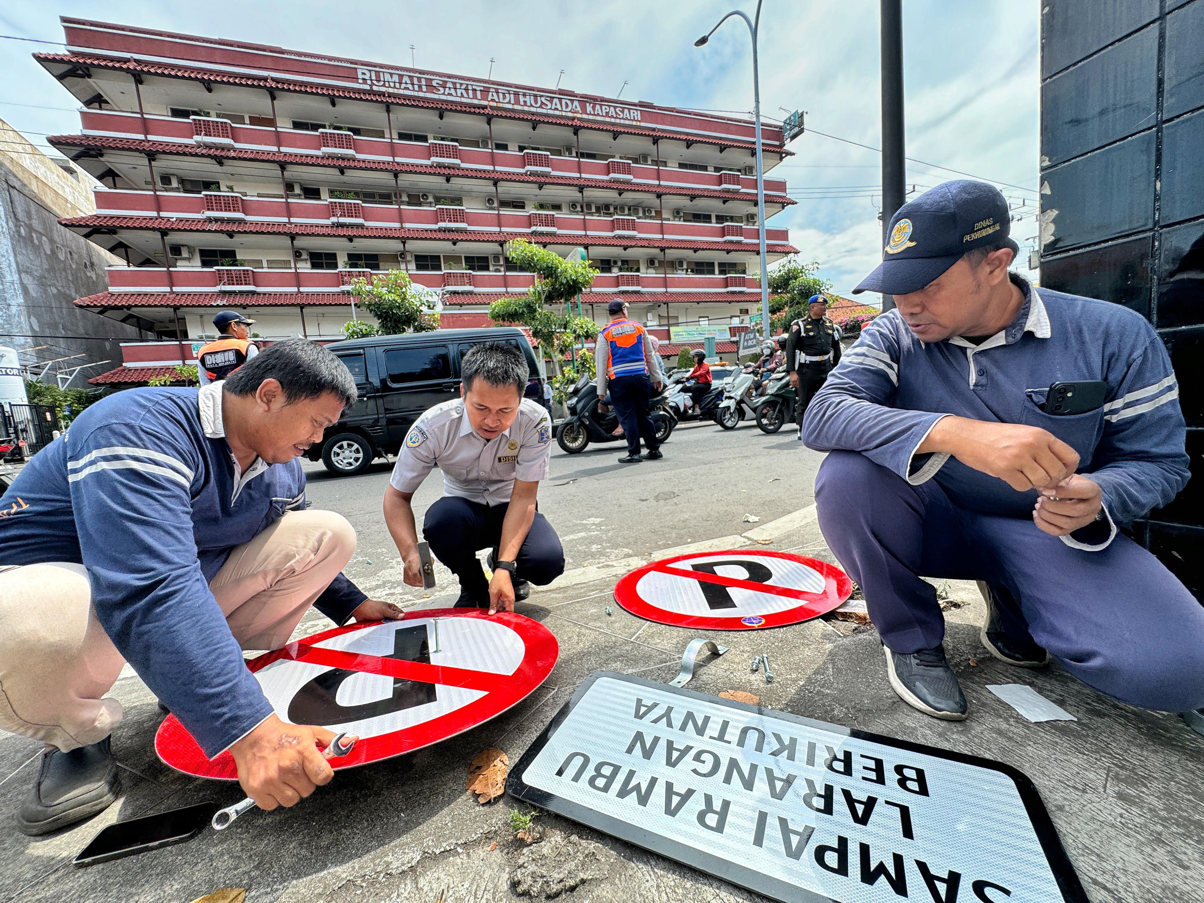 Rambu Larangan Dipasang, Parkir di Depan RS Adi Husada Surabaya Kini Dilarang