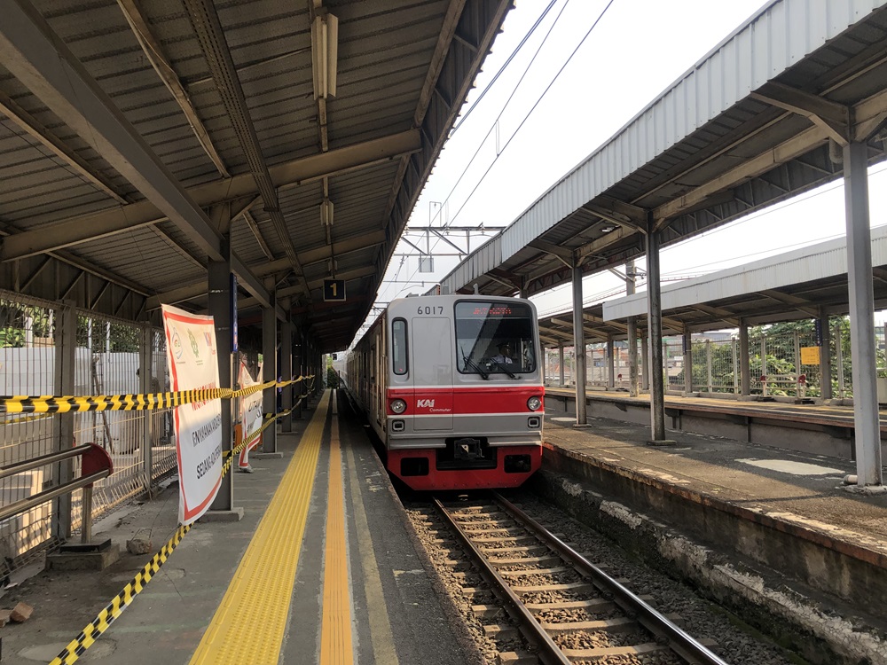 Saksi Mata Ungkap Detik-detik Pemotor Tewas Tertabrak KRL di Stasiun Citayam