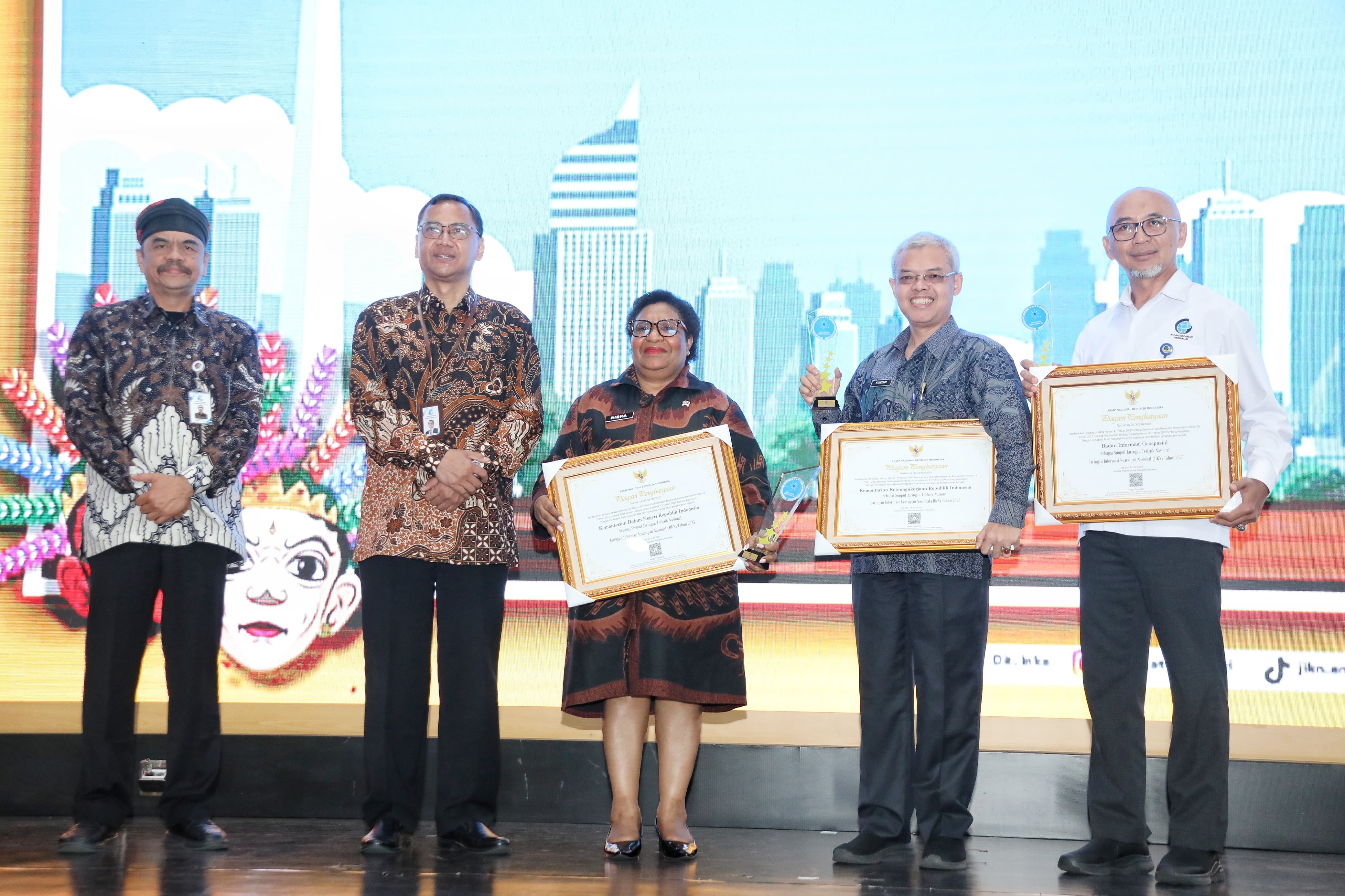 Kemendagri Raih Penghargaan Simpul Jaringan Terbaik Nasional 2025 dari ANRI