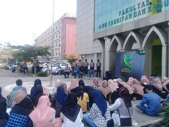 Polisi Datangi Kampus, Ingatkan Jauh-Dekat Naik Motor Wajib Pakai Helm