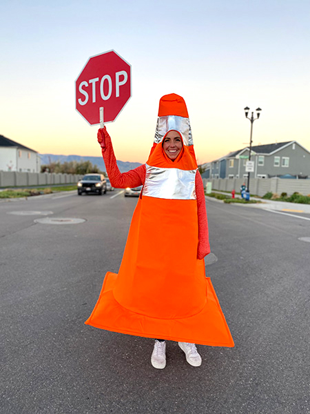 Traffic Cone Raksasa Berisi Emak-Emak