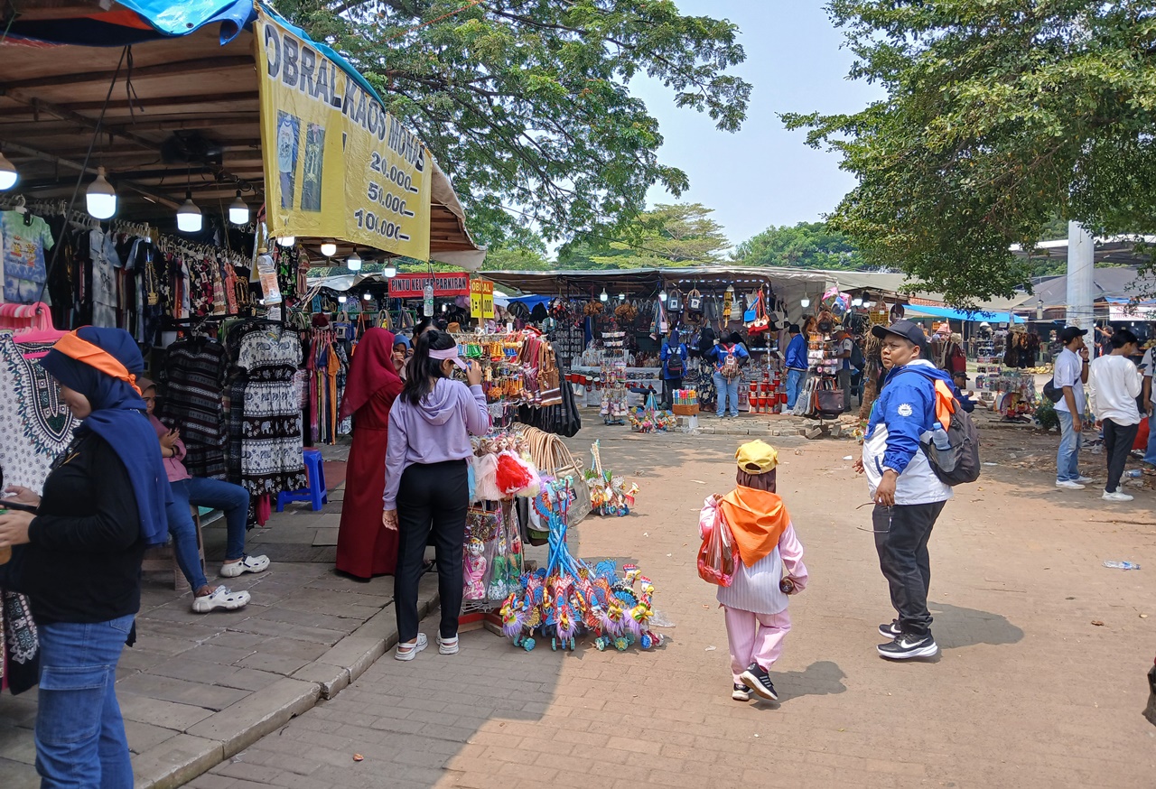 Ratusan Buruh Rayakan May Day di Monas, Pedagang Untung Besar