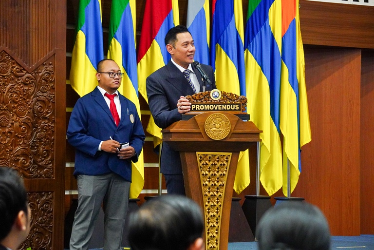 AHY Raih Gelar Doktor PSDM Unair, Persembahkan untuk Sang Ibu, Ani Yudhoyono