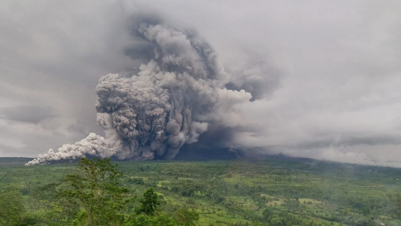 Gunung Semeru Erupsi Lagi, Awan Panas Capai 5 Km dari Puncak