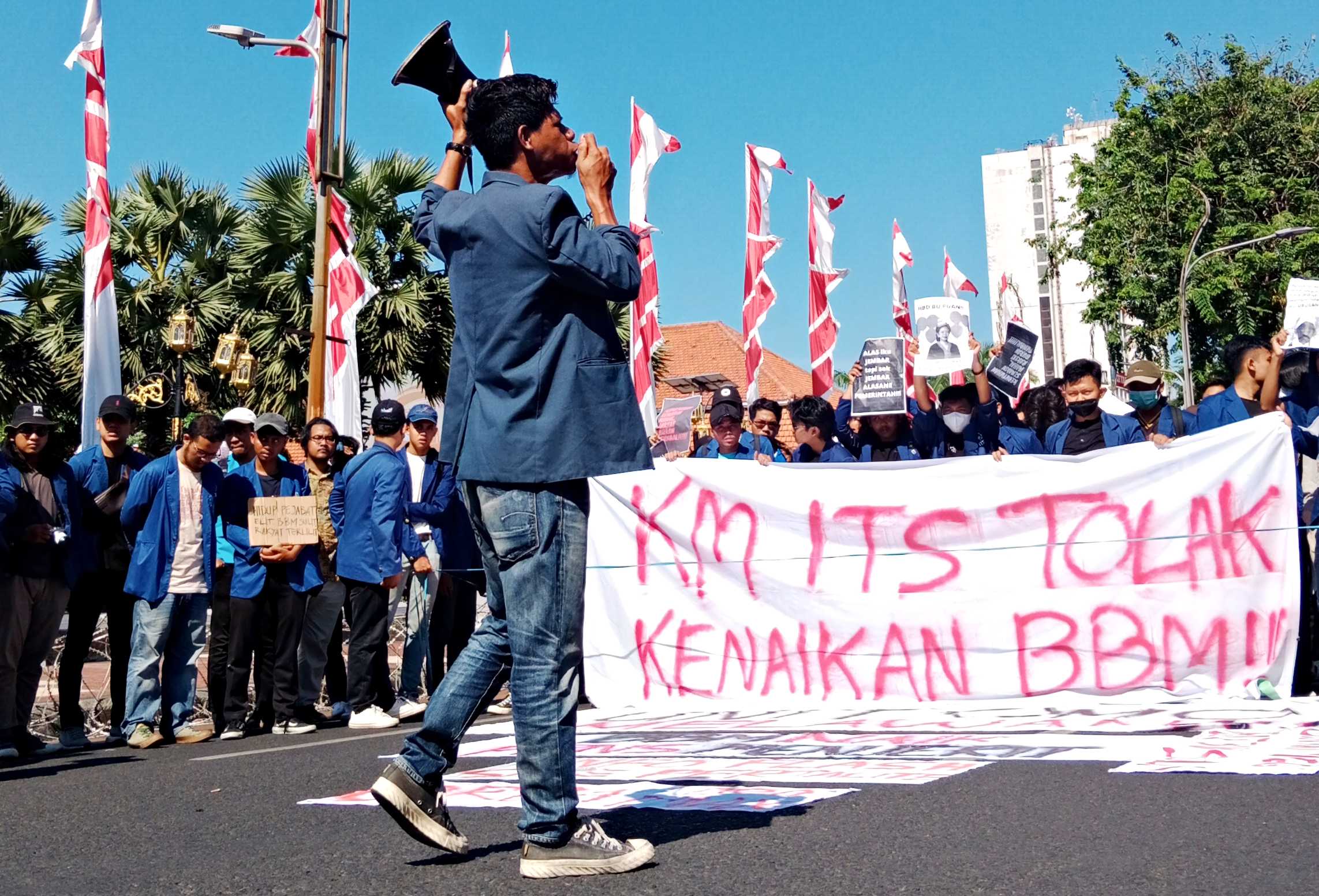 Datang dari Segala Penjuru, Demonstrasi Tolak Kenaikan BBM di Surabaya