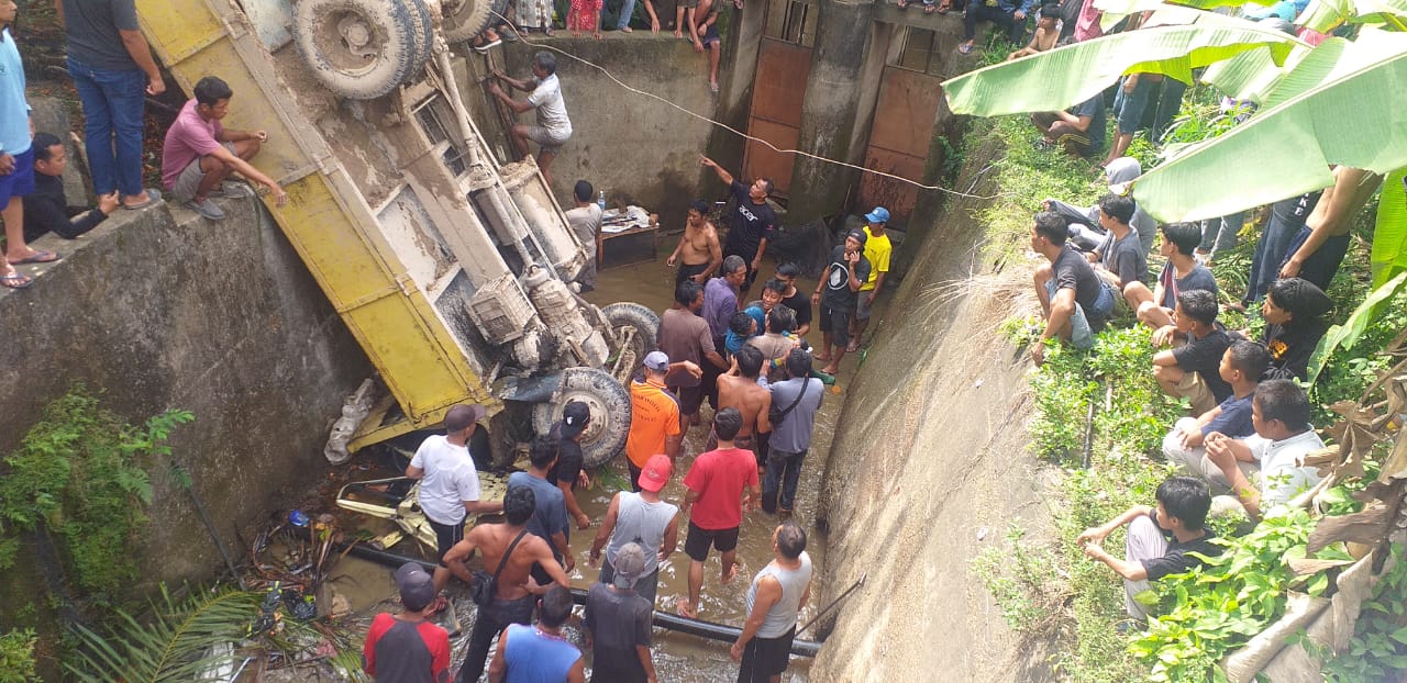 Truk PS Terjun ke Saluran Irigasi di Muaro Jambi