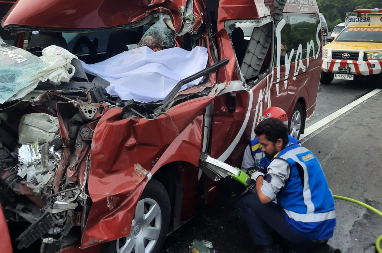 Travel Daytrans Tabrak Dump Truk di Tol Cipularang KM 77: 10 Korban, 1 Meninggal Dunia
