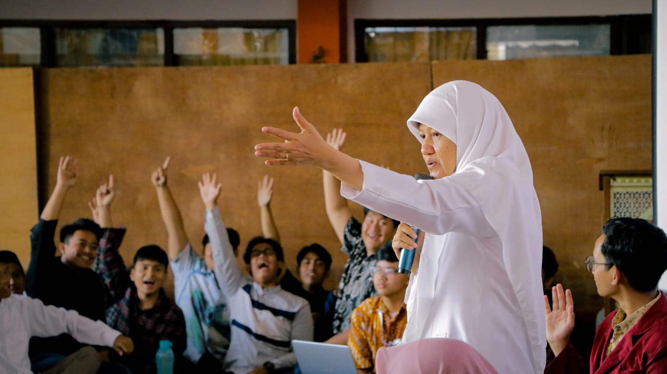 Kisah Reni Astuti Mengajar di Sekolah Sang Anak: SMAIT Al Uswah Surabaya
