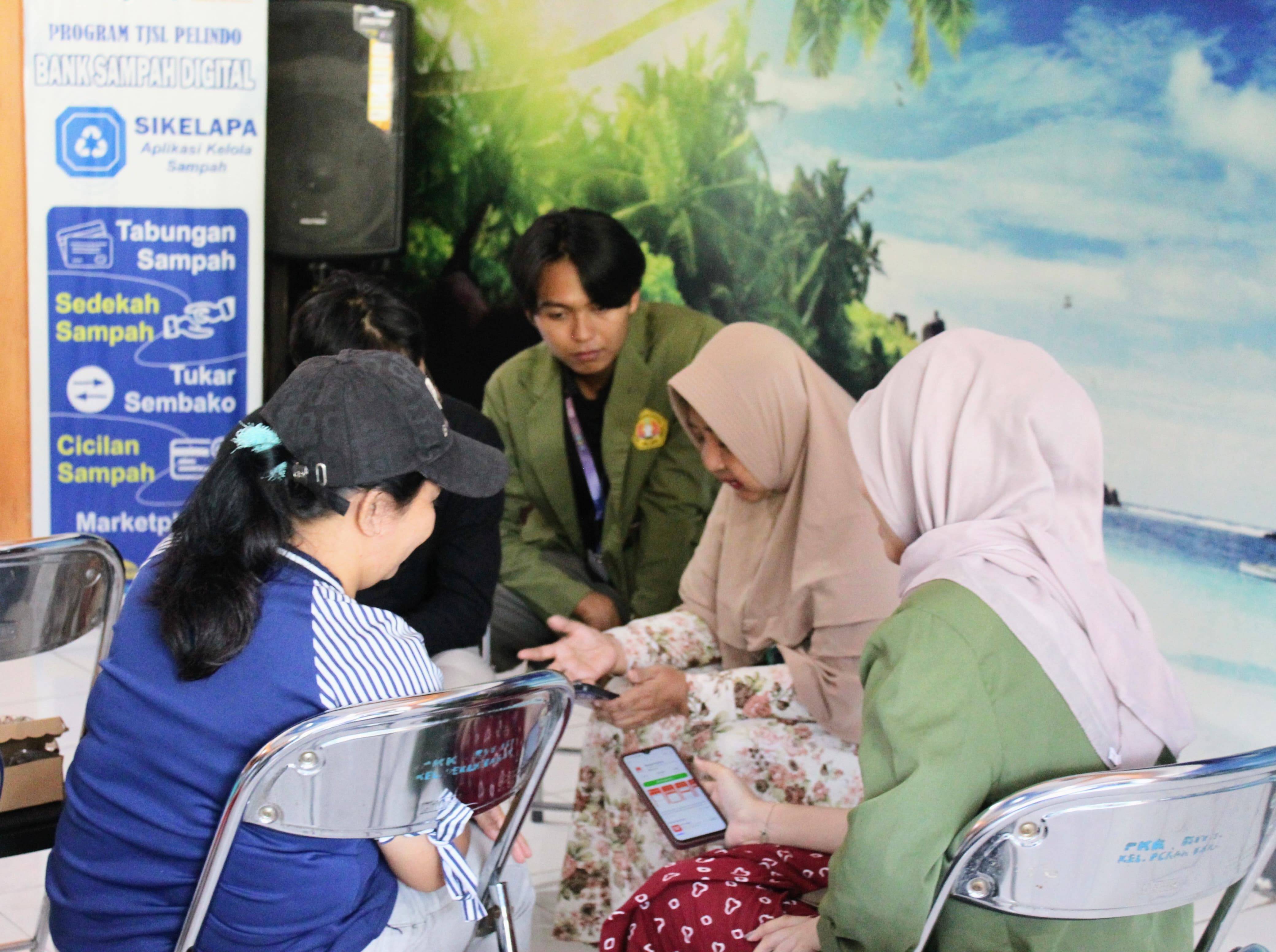 Mahasiswa UPN Veteran Jatim Bantu UMKM Perak Barat Go Digital