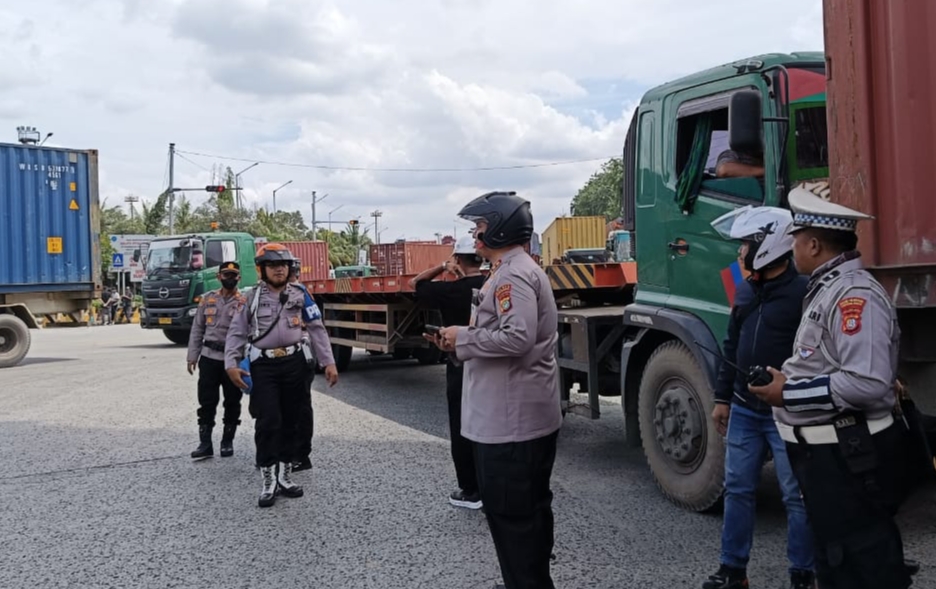 Kapolres Turun Langsung Urai Kemacetan Horor di Sekitar Pelabuhan Tanjung Priok