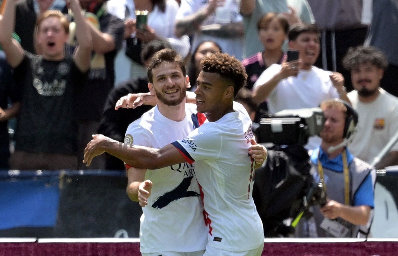 Sounders 0-2 PSG: Gol Aneh Kvaratskhelia Bawa Les Parisiens ke 16 Besar!