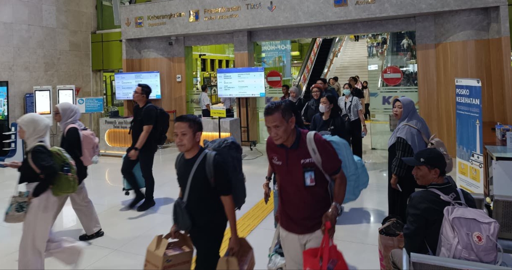 Arus Balik Nataru Mulai Padati Jakarta, Hampir 300 Ribu Penumpang KA Tiba hingga Awal Januari