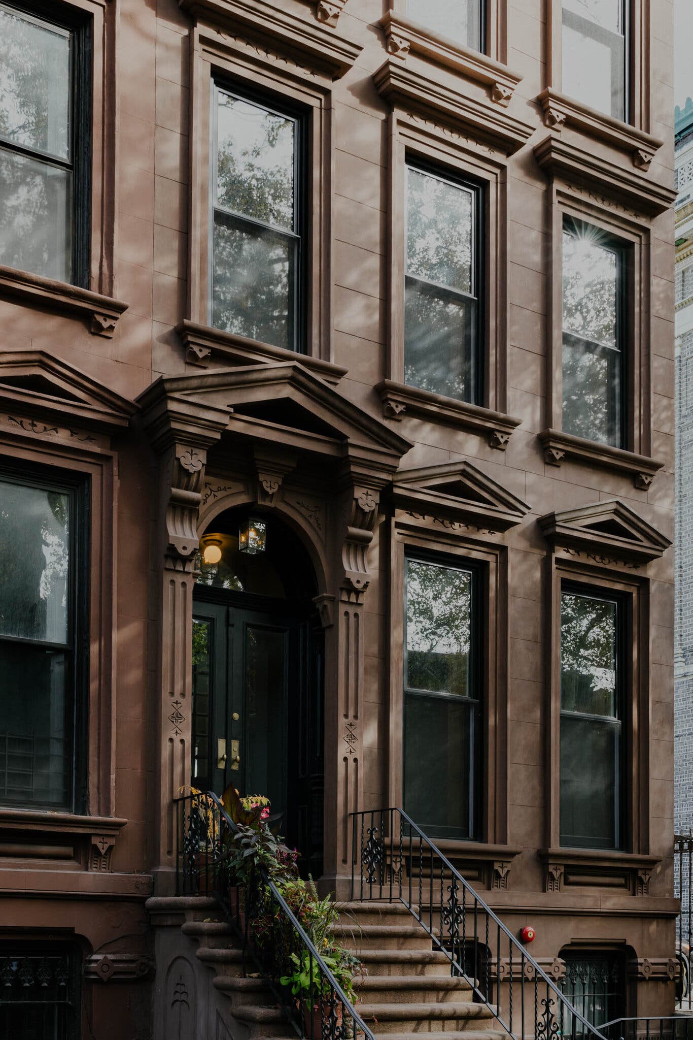 Pasangan di New York Ubah Townhouse Jadi Rumah Impian