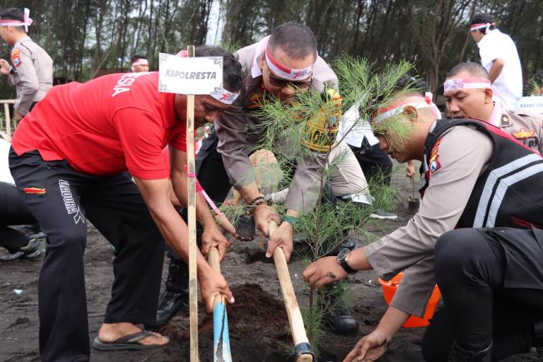 Polresta Banyuwangi Tanam 1.531 Bibit Pohon