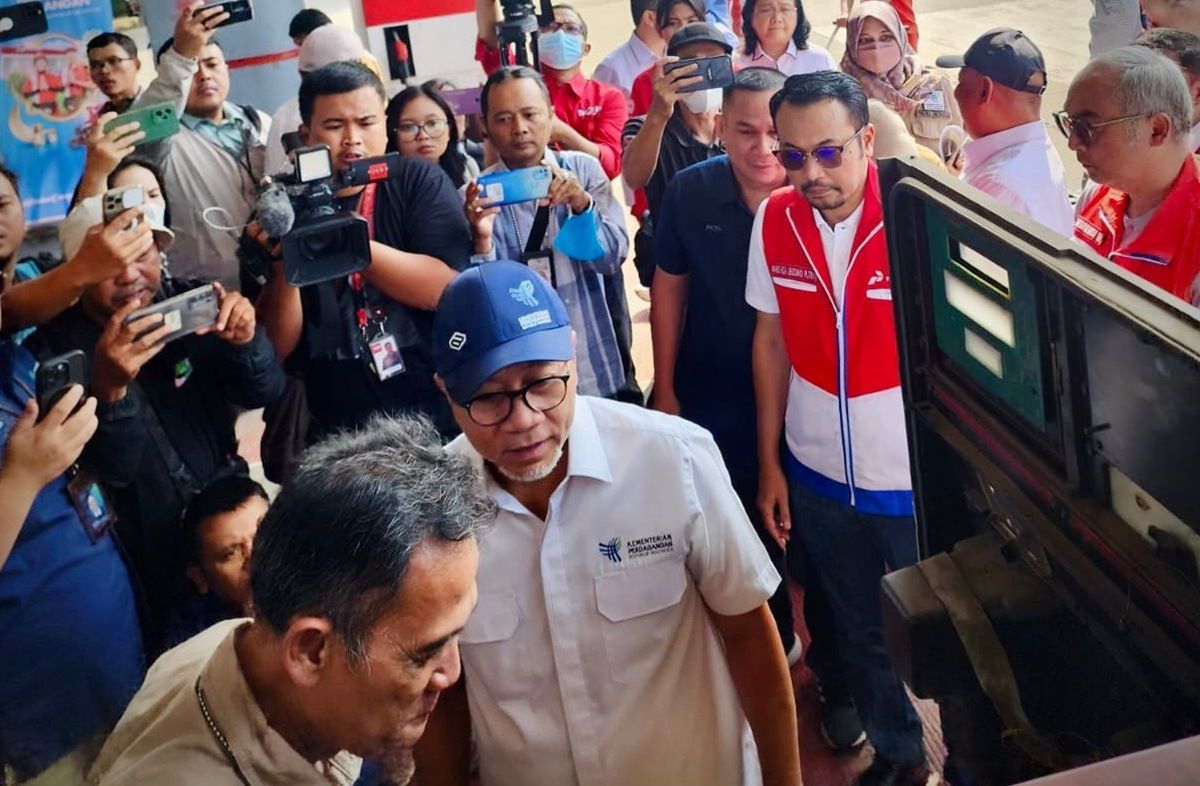 Buntut Sanksi Pertamina, Zulkifli Hasan Segel Dispenser SPBU Nakal di Karawang 