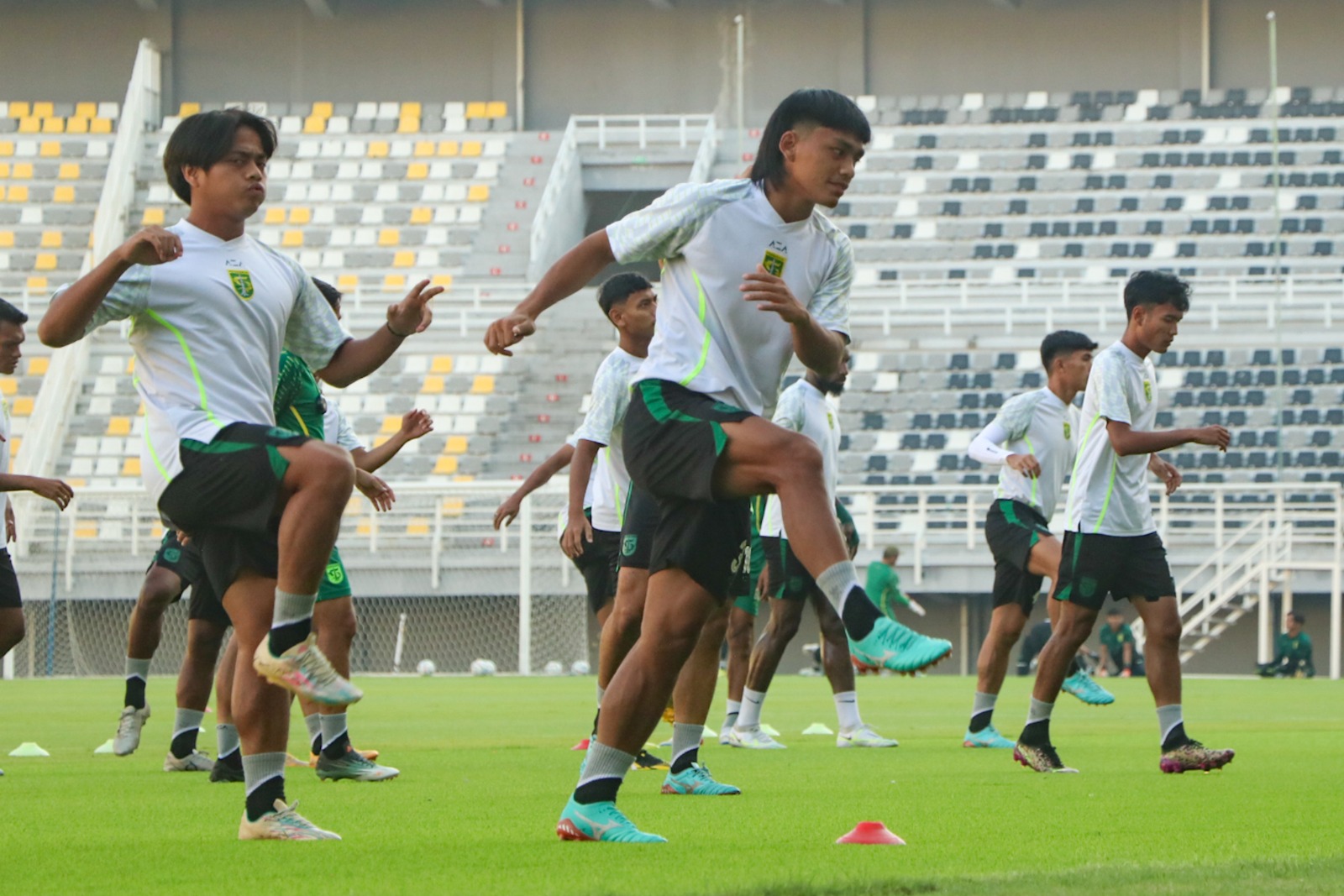 Song Ui-Young Tak Terlihat di Official Training Jelang Persebaya vs RANS, Aji Santoso: Sedang Sakit!